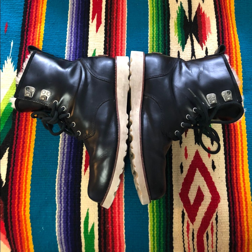 Men’s Ugg Black Boot size 9